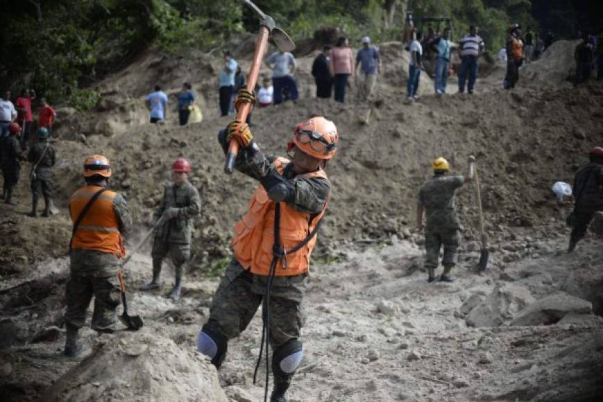 La conmoción y el desconsuelo reinan en la colonia El Cambray II del sureste de Guatemala, donde autoridades y voluntarios intentan rescatar al mayor número posible de sobrevivientes de un derrumbe de tierra.