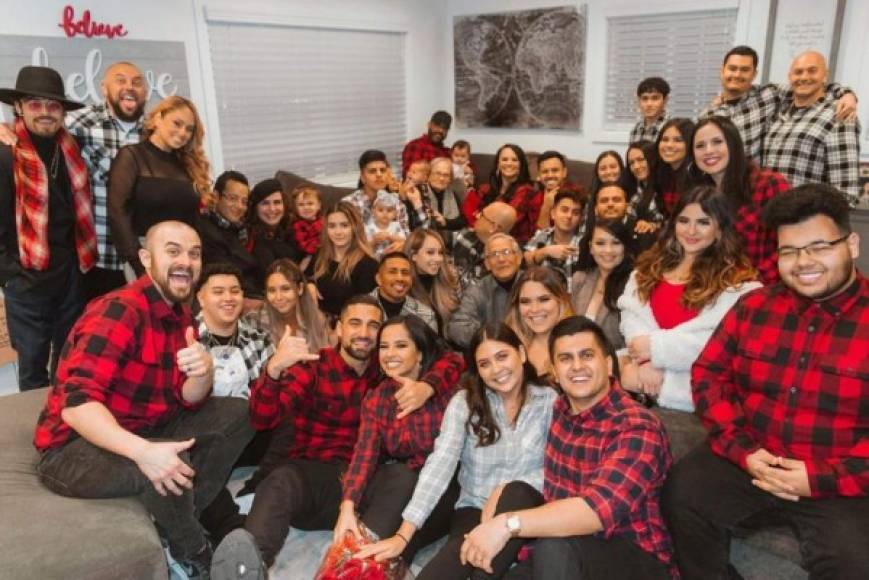 Becky G<br/><br/>La reguetonera neoyorquina de raíces latinas reunió a toda su familia para celebrar la Navidad.