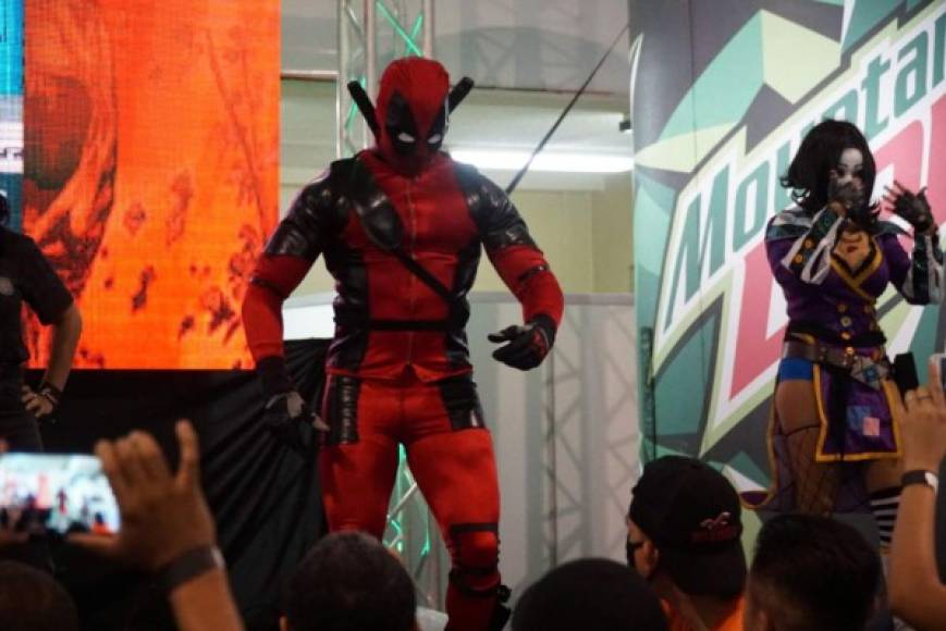 El irreverente Deadpool, cuya segunda película está próxima a estrenar, fue uno de los que se robó el espectáculo.