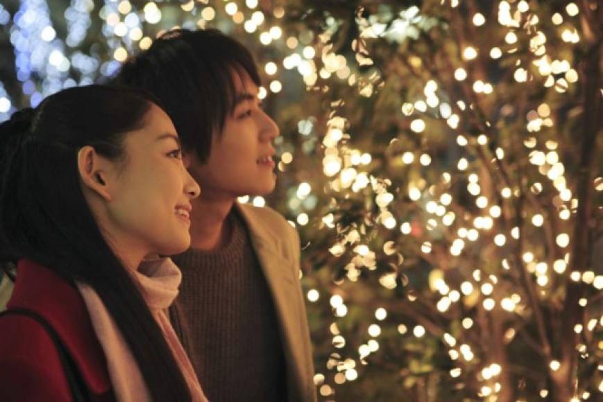 Japón. A diferencia de muchos países, la Nochebuena en Japón no se pasa en familia, sino que el día 24 de diciembre es oficialmente el día de los enamorados y se celebra en pareja. Es el día de Año Nuevo cuando los niños reciben los regalos. La tradición dicta que la primera comida del año asegura buena suerte.