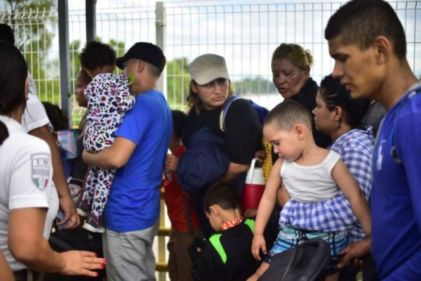 Buen número de niños pudieron cruzar la frontera entre Guatemala y México.