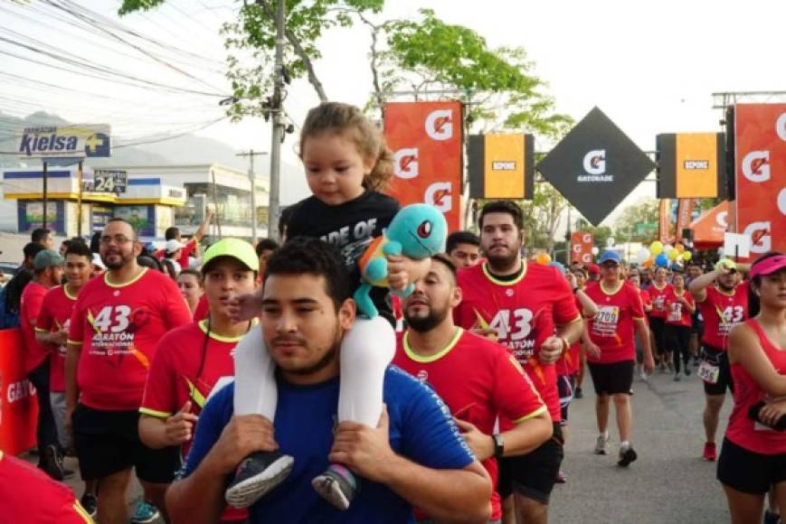 Pequeños auxiliados por sus padres durante el recorrido.