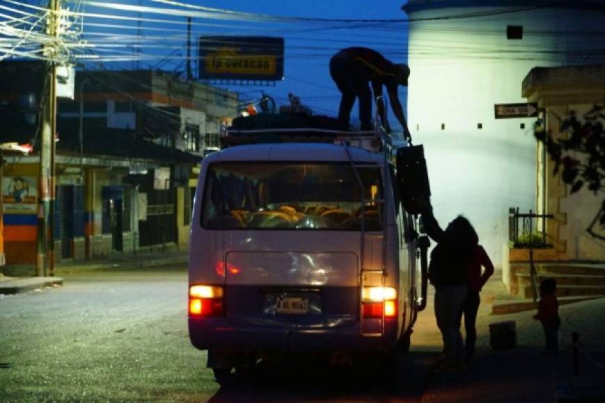 Una microbús del transporte público aborda a viajeros en La Esperanza, Intibucá.
