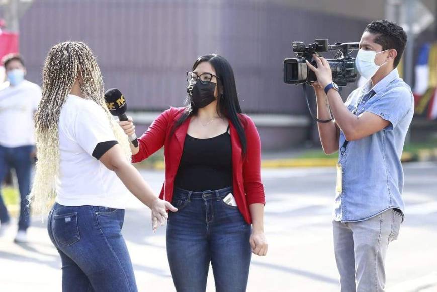 La hermosa periodista Martha Ríos en las afueras del estadio Morazán.