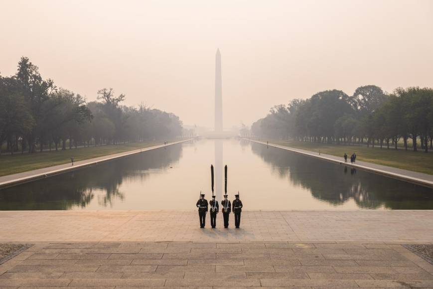 El humo causado por el fuego alcanzó el noreste de Estados Unidos y se extendió hacia el oeste hasta Chicago y hacia el sur hasta Atlanta, llevando a la Agencia de Protección Ambiental a emitir alertas sobre una zona con más de 100 millones de personas.