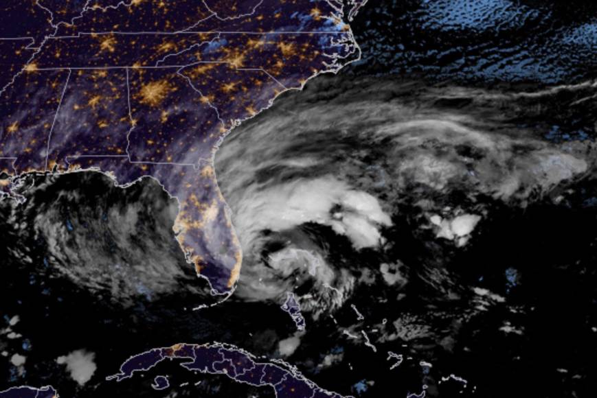 Nicole, según el Centro Nacional de Huracanes (NHC) de EE.UU., sigue siendo una tormenta de gran tamaño y todavía puede causar daño a pesar de que la interacción con tierra rebaja su fuerza.