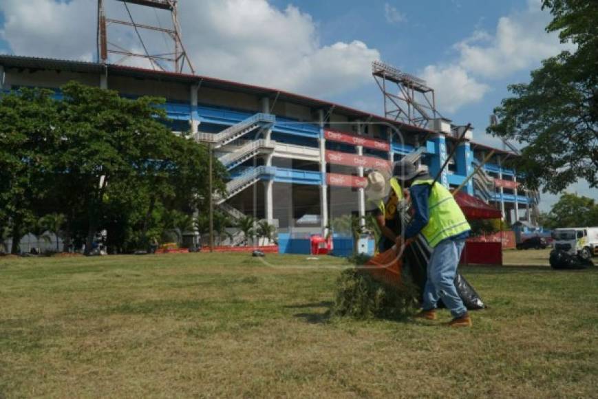 Varias personas trabajan a toda hora en el estadio Olímpico ya que pretenden que no vaya a estar sucio en el día del choque.