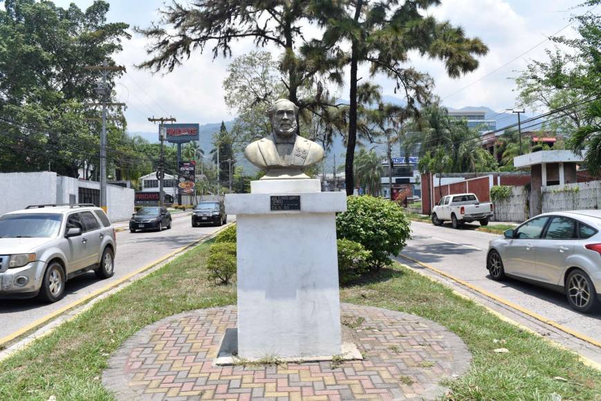 El segundo busto es del militar, estadista y político salvadoreño, Gerardo Barrios, quien fue discípulo del Gral. Francisco Morazán y seguidor del Partido Liberal. Fue presidente de El Salvador e impulsó la creación de escuelas, infraestructura y el comercio del país.