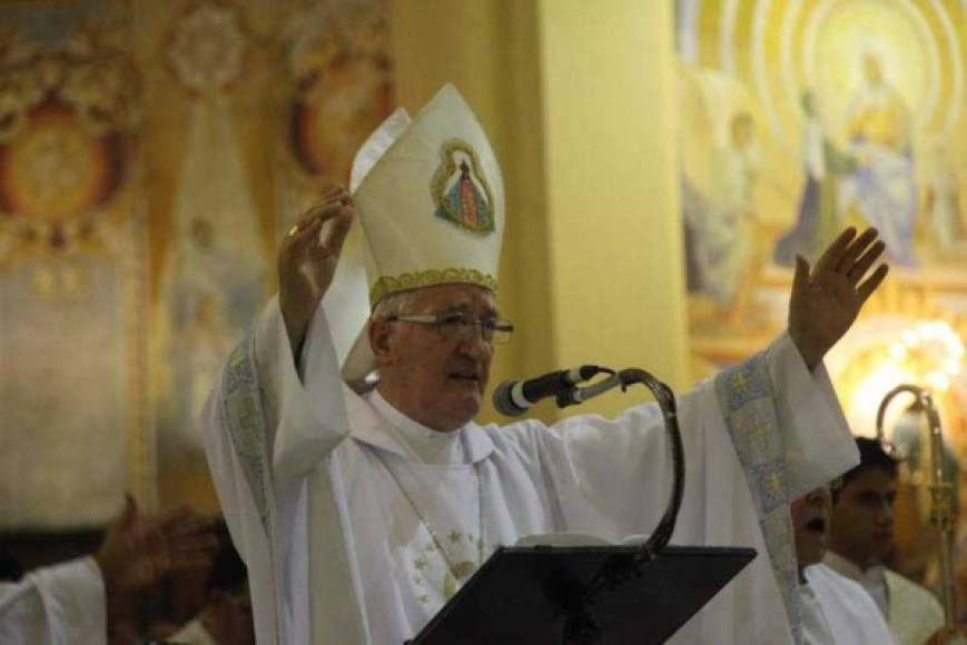 Monseñor Ángel Garachana Pérez, obispo de la Diócesis de San Pedro Sula, será el padre que casará a Carlo Costly y su amada Karen Torres.