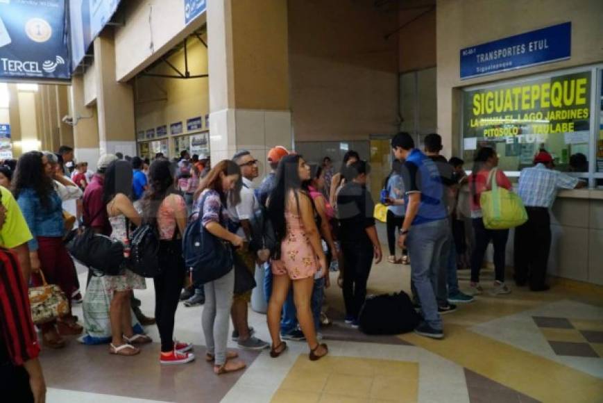 Quienes no han logrado encontrar pasaje están pagando taxi, especialmente al litoral atlántico, hasta donde cobran entre 800 y 600 lempiras dependiendo el destino.<br/>