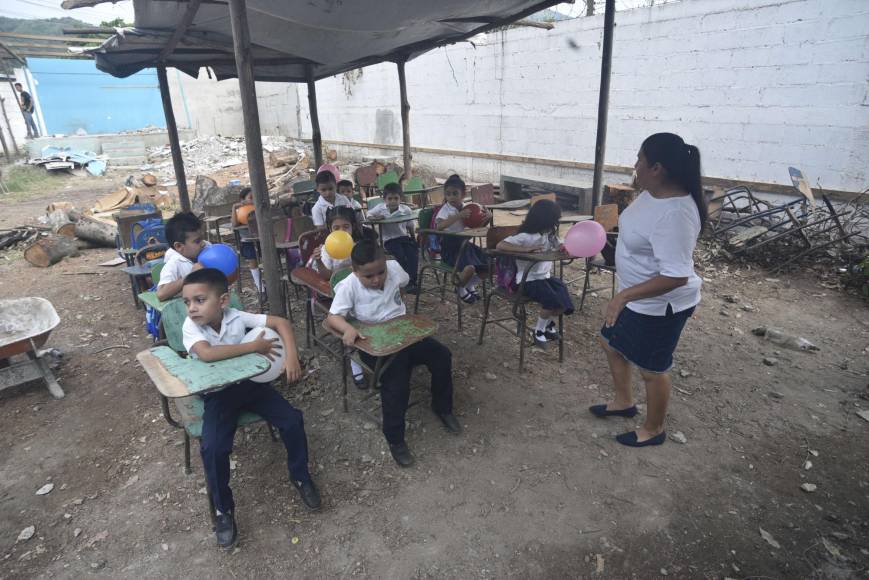 Varias secciones recibían clases diurnas bajo el sol y lluvia en una champa colocada por los padres de familia y profesores.