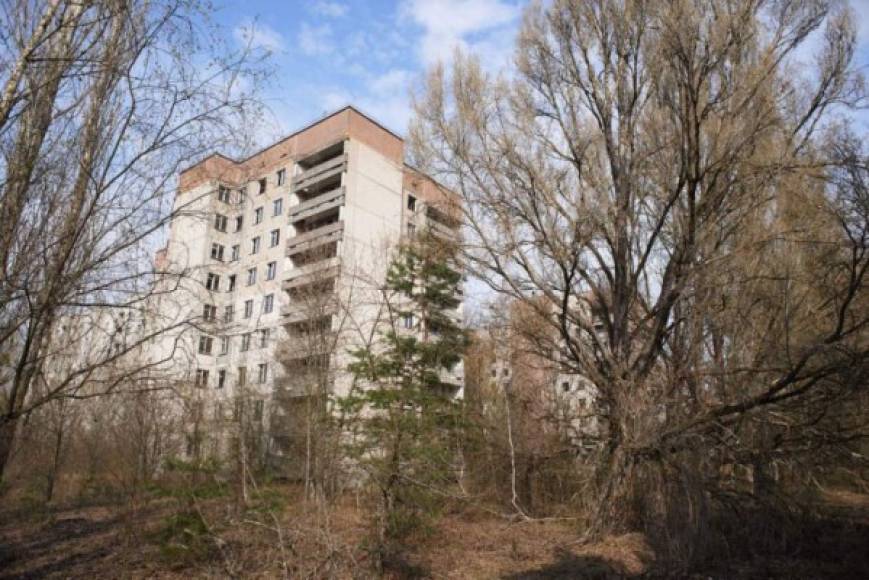 La ciudad de Pripyat, donde residían 50,000 personas, la mayoría trabajadores de las centrales eléctricas, fue evacuada en menos de 24 horas, y sus edificios abandonados y corroídos son ahora es una de las principales atracciones para los turistas.