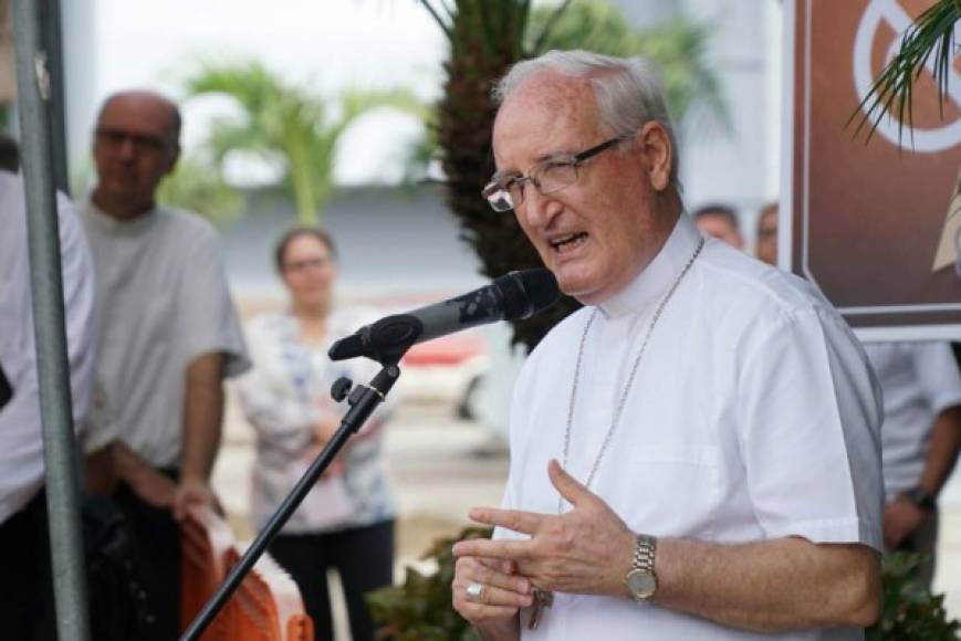 Monseñor Ángel Garachana participó de la inauguración de la exposición.