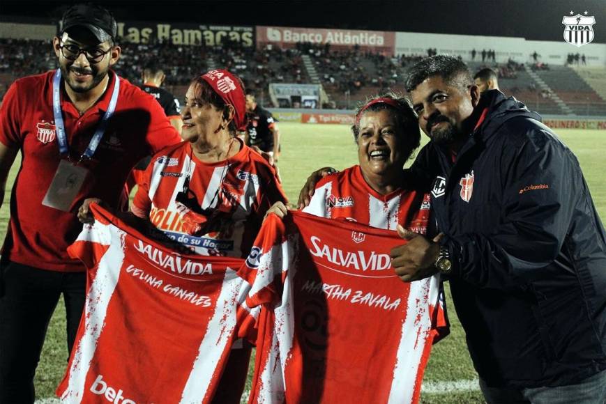 Luis Cruz le regaló camisetas del equipo a estas dos aficionadas que nunca han faltado a un partido del Vida.