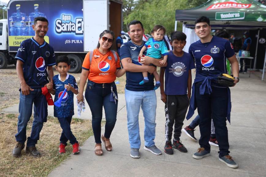 ¡Qué bonito! Familias también se unieron para ir a ver el partido de Motagua.