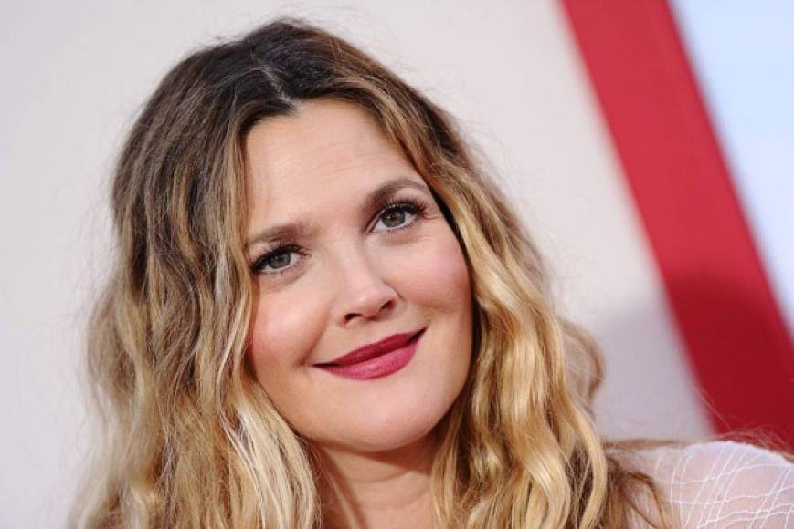 Drew Barrymore aseguró en una entrevista a la revista Contact en 2009: '¿Si me gustan las mujeres sexualmente? Sí, ya lo creo. Totalmente. Siempre me he considerado bisexual. Me encanta el cuerpo de una mujer. Estar con una mujer es como explorar tu propio cuerpo a través de otra persona'.