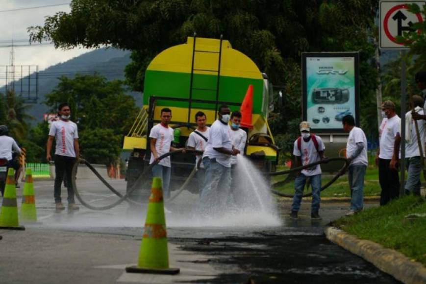 Equipos de limpieza operan en algunas calles de San Pedro Sula.