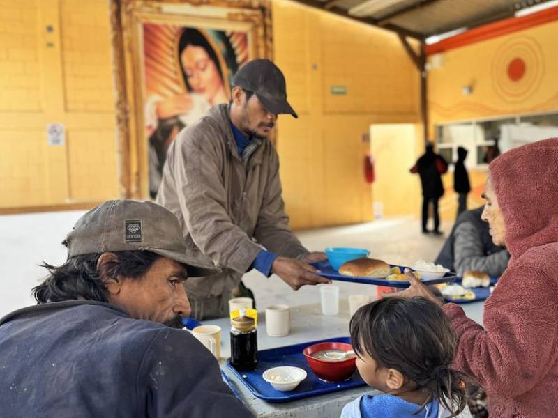 Migrantes reciben alimentos en el Centro Comunitario de Atención al Migrante y Necesitado (CCAMYN).