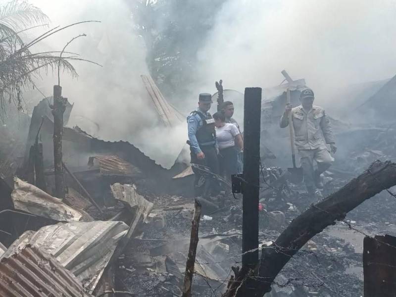 Bomberos trataron de sofocar las llamas, pero el incendio consumió en su totalidad la vivienda.