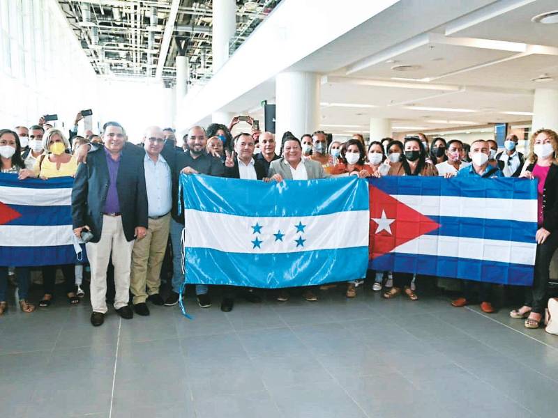 <b><span class=mln_uppercase_mln>Archivo.</span></b> Más de 120 docentes cubanos ya llegaron a Honduras para ejecutar el programa de alfabetización “Yo sí puedo”.