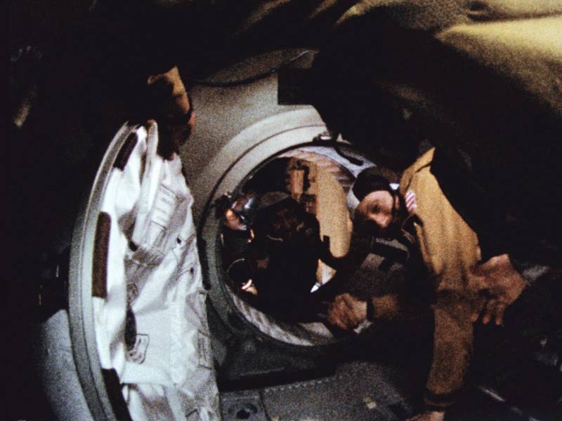 Thomas P. Stafford de EU (der.) y Alexei A. Leonov, un soviético, se dieron un apretón de manos espacial en 1975.