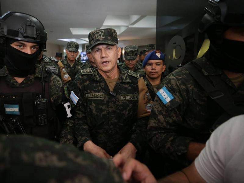 El general Hernández saliendo del hotel en el que se realizó la reunión que finalmente fue suspendida.