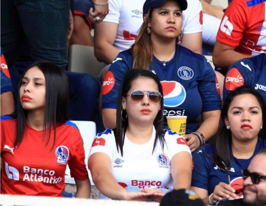 Seguidoras del Olimpia y Motagua viendo el clásico capitalino en el estadio Nacional.