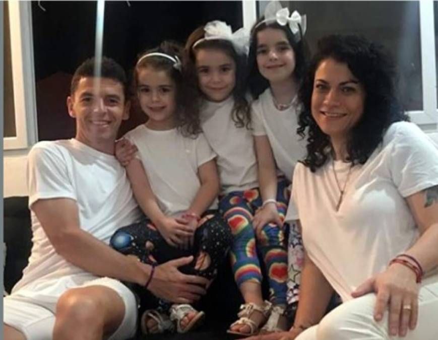 Una familia grande. La bella Laura Lozano es la esposa del argentino Matías Garrido, mediocampista del Olimpia, y con quien tiene tres hermosas hijas.