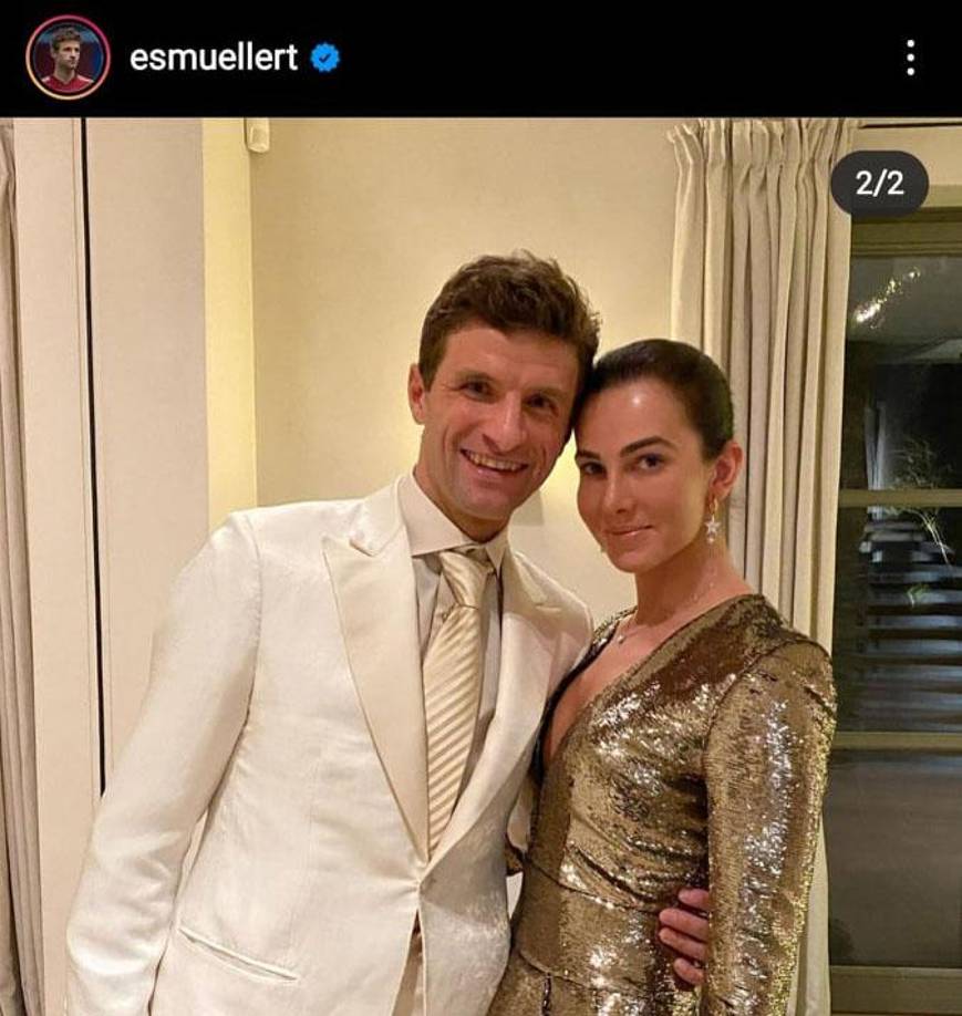 Thomas Müller: El atacante alemán del Bayern Múnich le dio la bienvenida al 2022 al lado de su esposa.