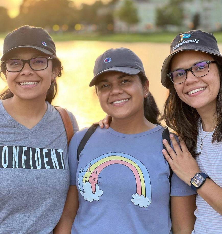 Las hermanas Corrales, como las conocen en el ámbito artístico, crecieron con su madre Donatila Santos en la Capital Industrial, donde llevaban una vida modesta.