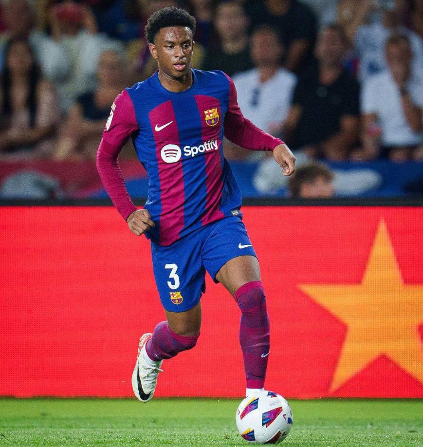 Lateral izquierdo: Alejandro Balde, el joven futbolista de 19 años se ha ganado su puesto y también se estrenaría en la Champions como titular.