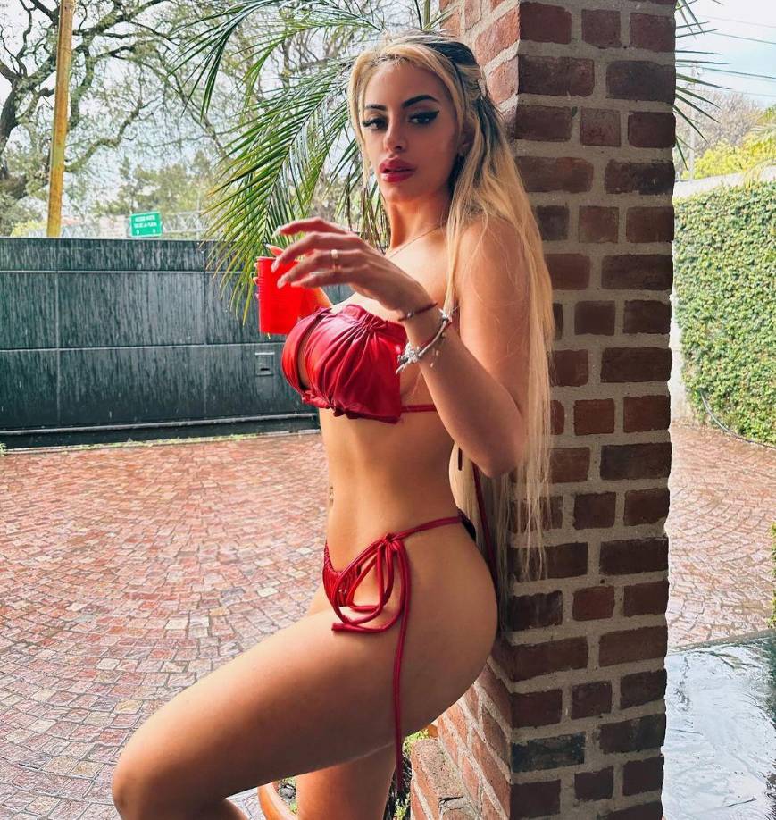 La rubia confesó que uno de sus más grandes modelos a seguir es Evita Perón (política y activista), quien la ha motivado a entrar a la polaca de su país.