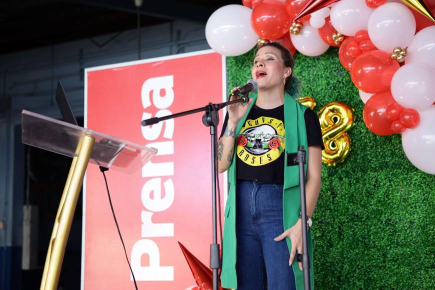 La cantante Linda Perdomo deleitó con varios éxitos musicales. 