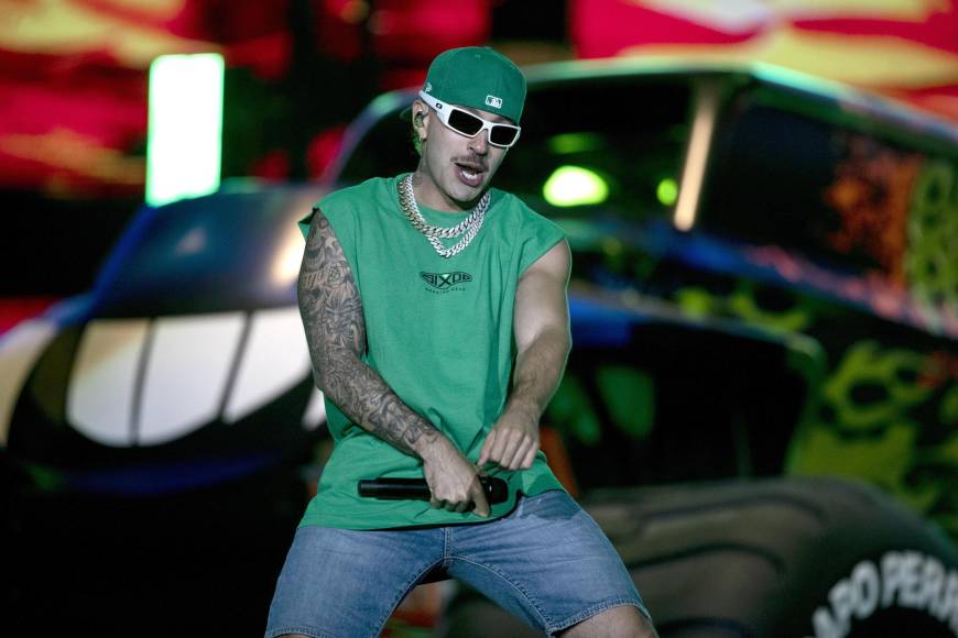 Feid, con su magistral puesta en escena hizo bailar a los presentes. Sus más recientes éxitos, así como los que lo hicieron conocido en el mundo artístico sonaron en el recinto chileno.