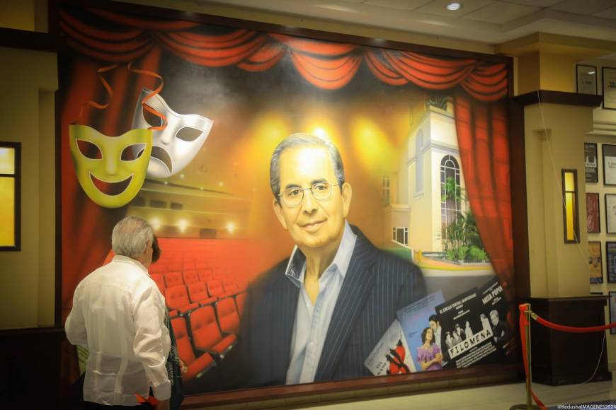Este fue el mural que realizó el artista hondureño Andrés Pacheco, utilizando técnica mixta y llevándole siete meses en culminarlo. El arte está en el Salón de usos múltiples del teatro José Francisco Saybe. 