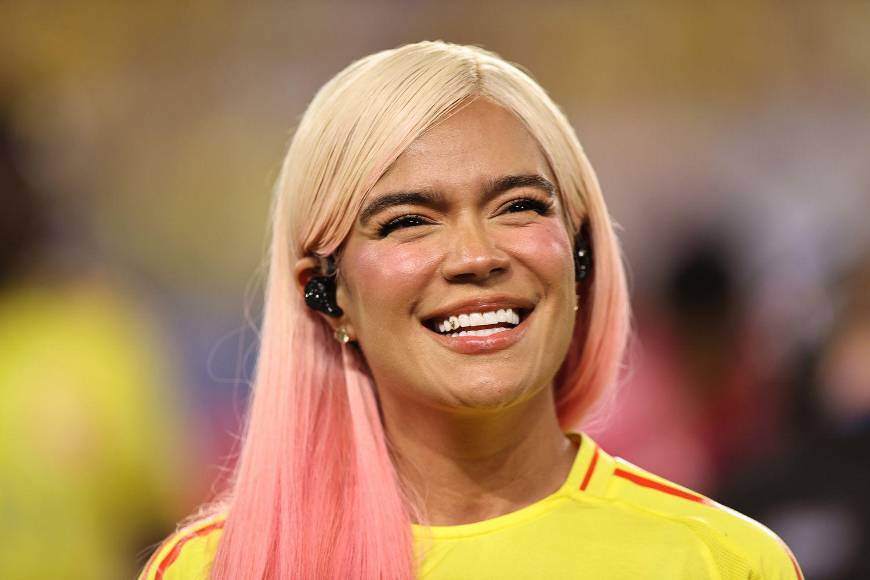 Le siguen de cerca las superestrellas Karol G y Bad Bunny, quienes obtuvieron ocho nominaciones cada uno.