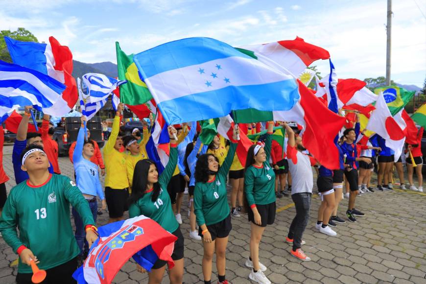 Con la diversidad de países se identificaron los seniors, levantando sus banderas con alegría antes comenzar el desfile de vehículos decorados.