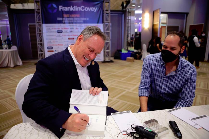 Stephen M. R. Covey firmó su libro a uno de los asistentes.