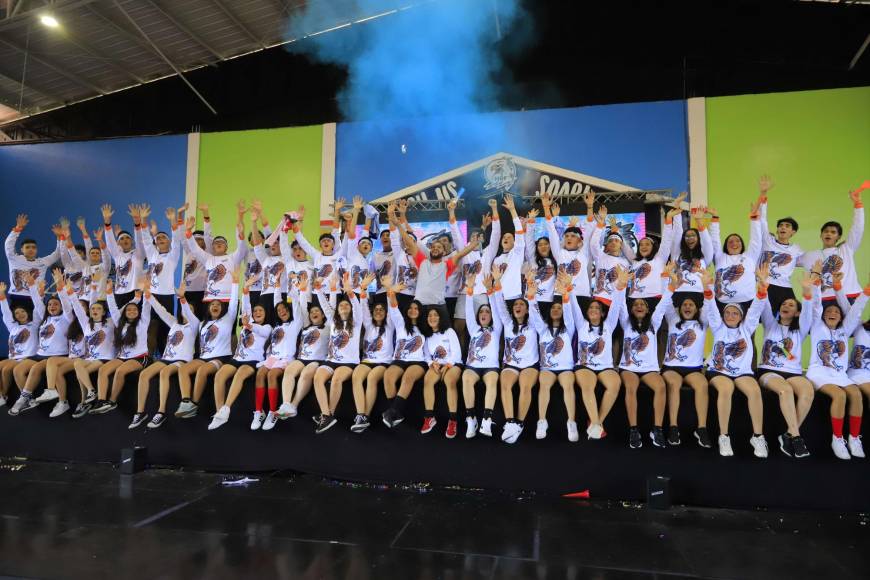 Con su camisa conmemorativa de la promoción 2023, los estudiantes levantaron sus manos y alzaron su voz para plasmar su recuerdo en el inicio de clases de este nuevo período.