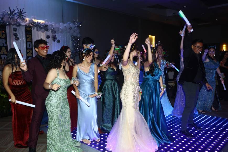 De principio a fin disfrutaron los nuevos bachilleres de la Saint Joseph Institute; además, lucieron elegantes y con una sonrisa de oreja a oreja que mostró su desbordante felicidad después de conseguir un objetivo de vida más