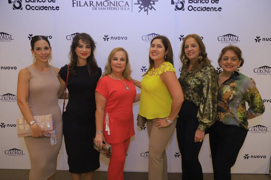 Daniela, Claudia y Liz Piaggio junto a Francis Castellanos, Lilian Sánchez y Digna Carballo