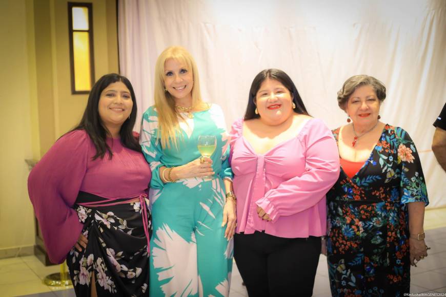 Claudia Villalobos, Claudia Restrepo, Keila Bográn y Waldina Bográn