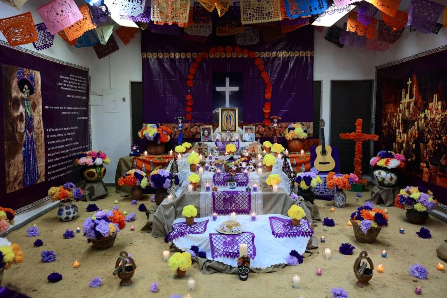 Así luce el altar de muertos con la luz prendida. La cantidad de colores y elementos representaron los gustos en vida de cada homenajeado.