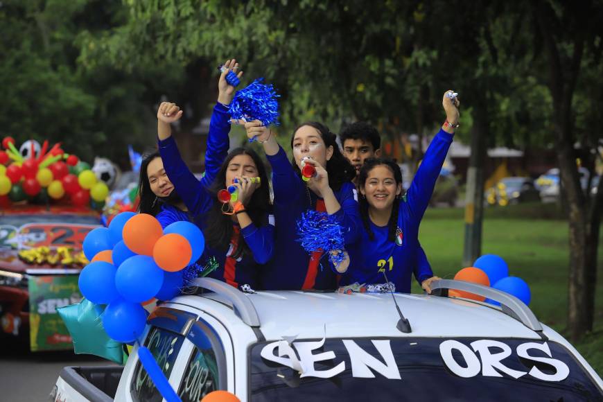 Las pitoretas se hicieron sonar durante todo el trayecto, la emoción era inevitable ante el comienzo de una etapa única en la vida de los jóvenes.