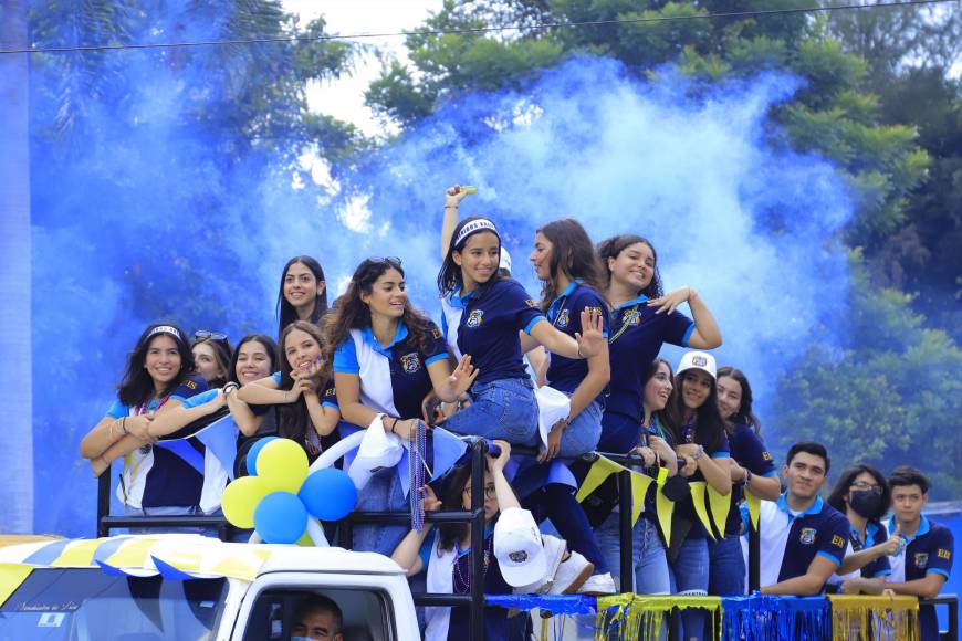 Los seniors entraron llenos de júbilo con el predomio del color azul y la música de fondo, los padres rebosantes de alegría los recibieron con mucha emoción.