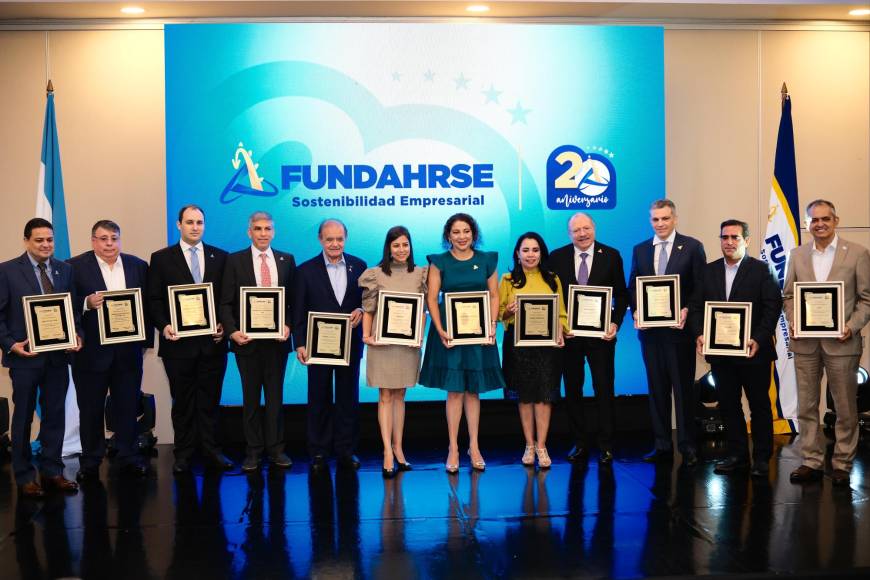 Los representantes de cada empresa fundadora homenajeada durante la gala.