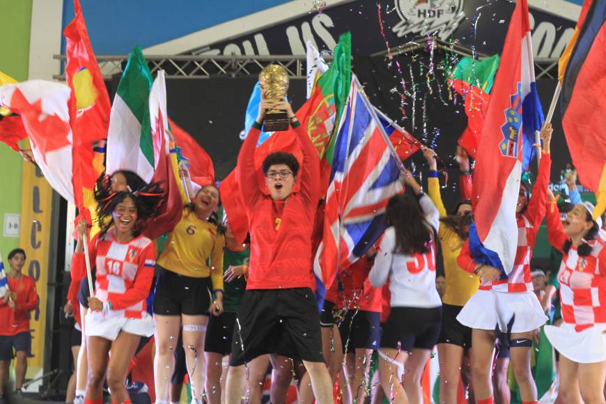 Los Seniors de la promoción 2023 celebraron efusivamente; su entrada al estilo “inauguración de mundial” se robó la atención del público.