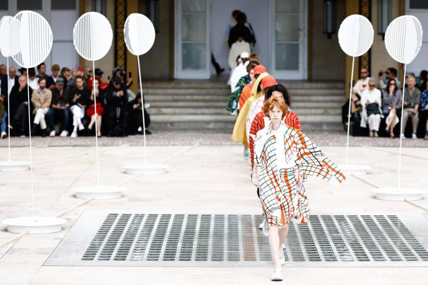 Issey Miyake se decanta por el color y las superposiciones