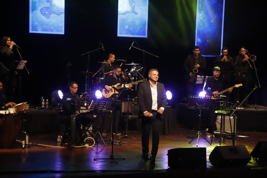 Jorge Duarte fue acompañado por su orquesta, creando una atmósfera musical única y contemporánea. 