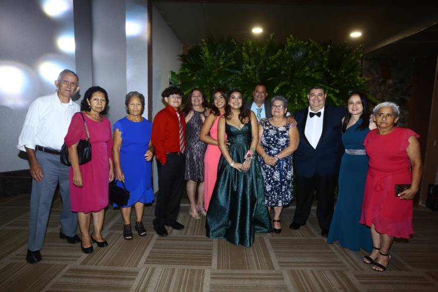 La familia García Barahona celebró a su nueva graduada, la joven Celeste García, quien desde ya se alista para asistir a la universidad. 